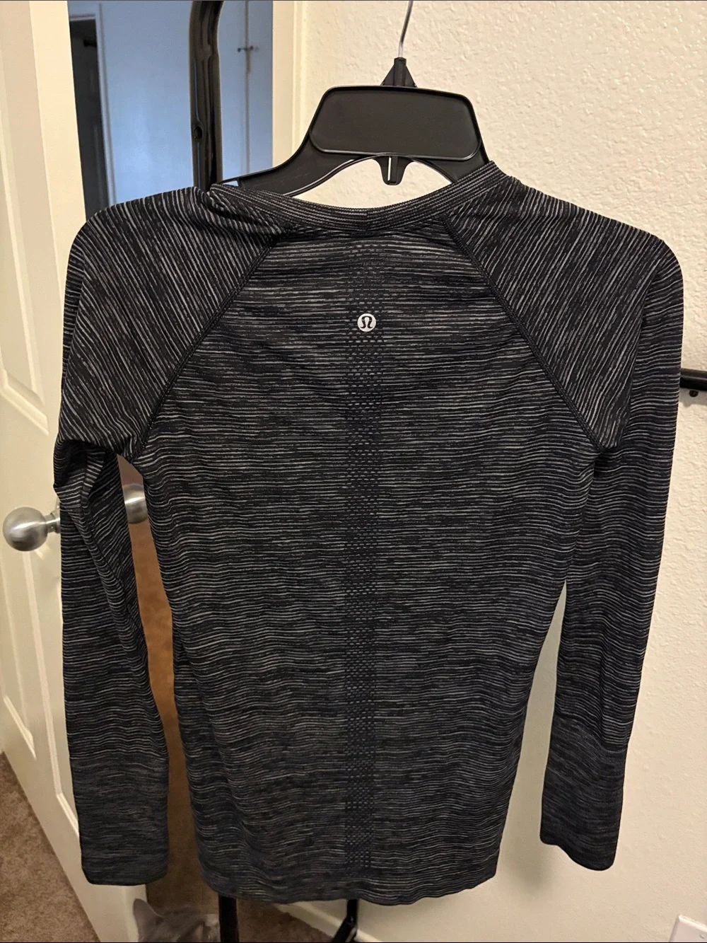 Lululemon Swiftly Tech Long Sleeve Size 6 - Picture 2 of 4
